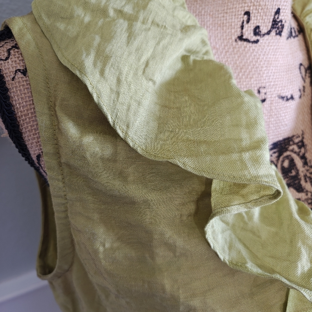Farinaz Taghari Elegant Green Ruffle sleeveless Blouse - Picture 2 of 8